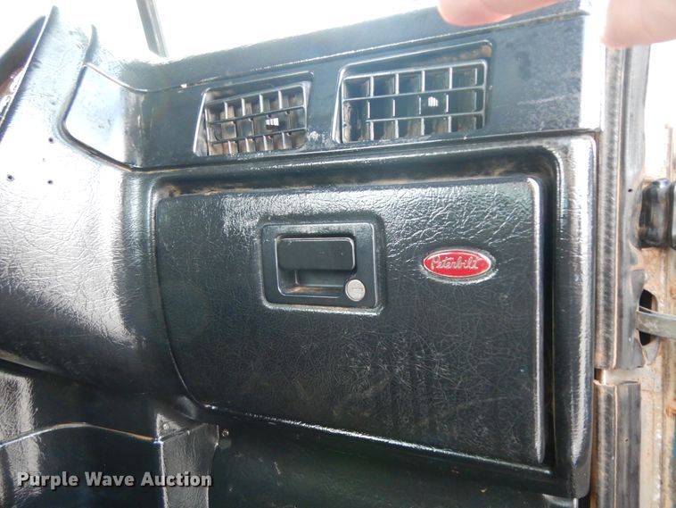 image for item DJ7442 2004 Peterbilt 378  semi truck