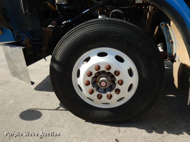 image for item DJ7442 2004 Peterbilt 378  semi truck