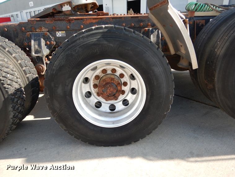 image for item DJ7442 2004 Peterbilt 378  semi truck