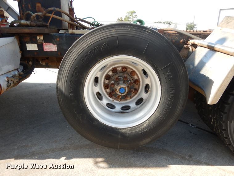 image for item DJ7442 2004 Peterbilt 378  semi truck