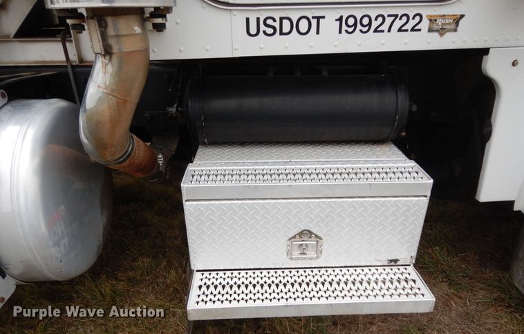 image for item DJ7471 2000 Peterbilt 378  semi truck