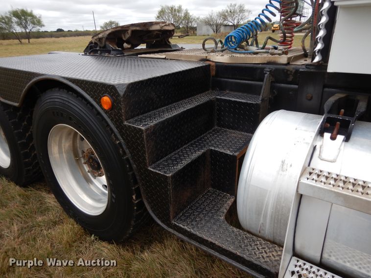 image for item DJ7471 2000 Peterbilt 378  semi truck