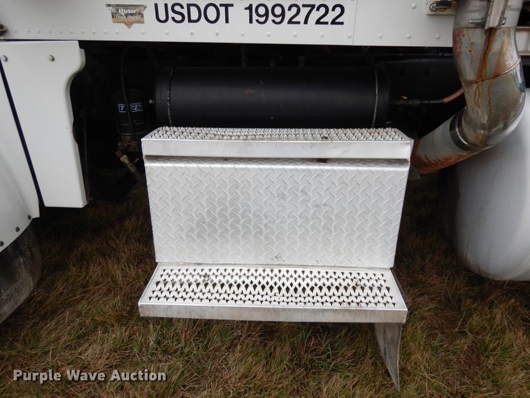 image for item DJ7471 2000 Peterbilt 378  semi truck