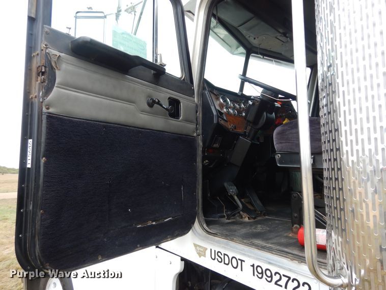 image for item DJ7471 2000 Peterbilt 378  semi truck