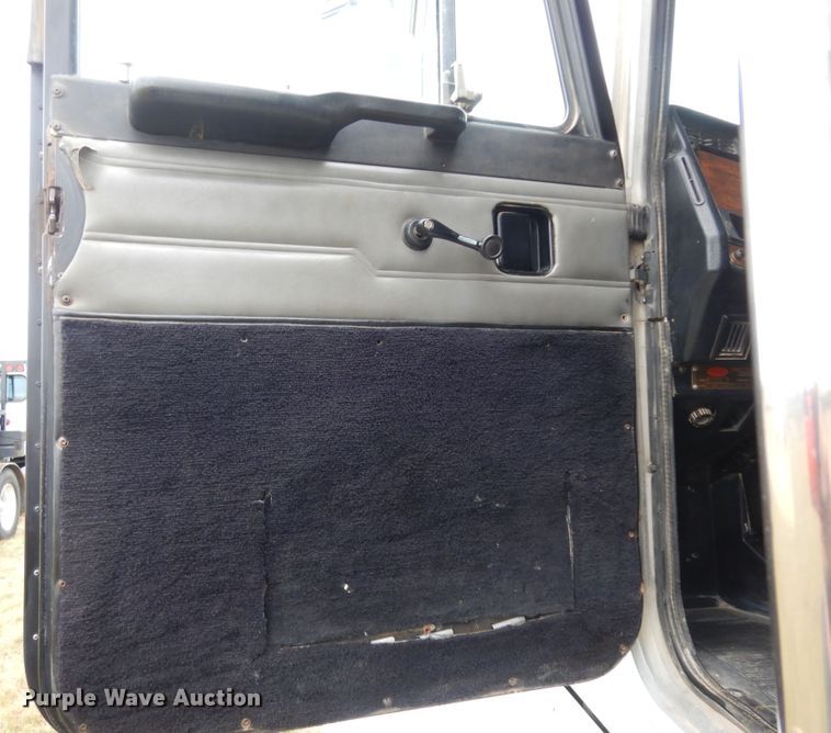 image for item DJ7471 2000 Peterbilt 378  semi truck