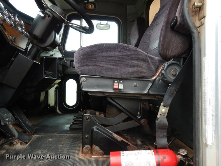 image for item DJ7471 2000 Peterbilt 378  semi truck