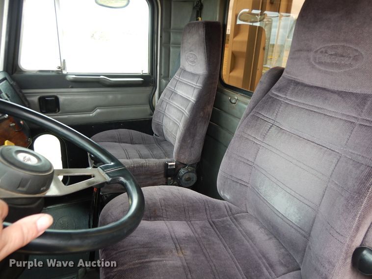 image for item DJ7471 2000 Peterbilt 378  semi truck