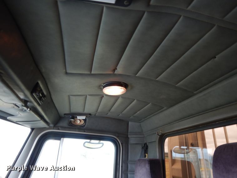 image for item DJ7471 2000 Peterbilt 378  semi truck