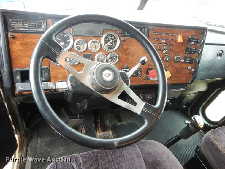 image for item DJ7471 2000 Peterbilt 378  semi truck