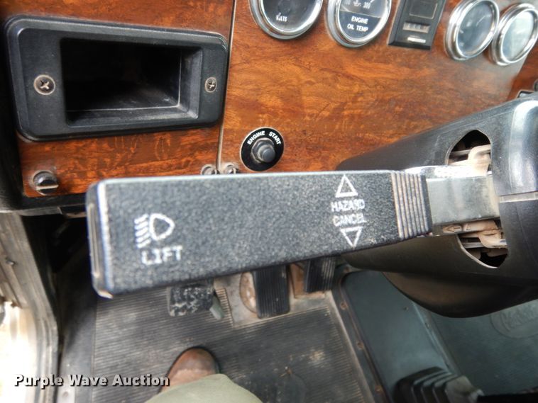 image for item DJ7471 2000 Peterbilt 378  semi truck