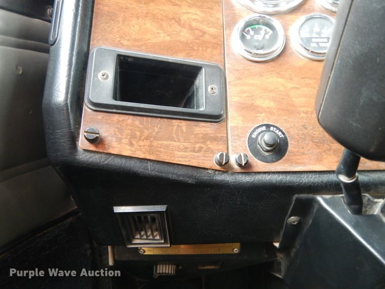 image for item DJ7471 2000 Peterbilt 378  semi truck