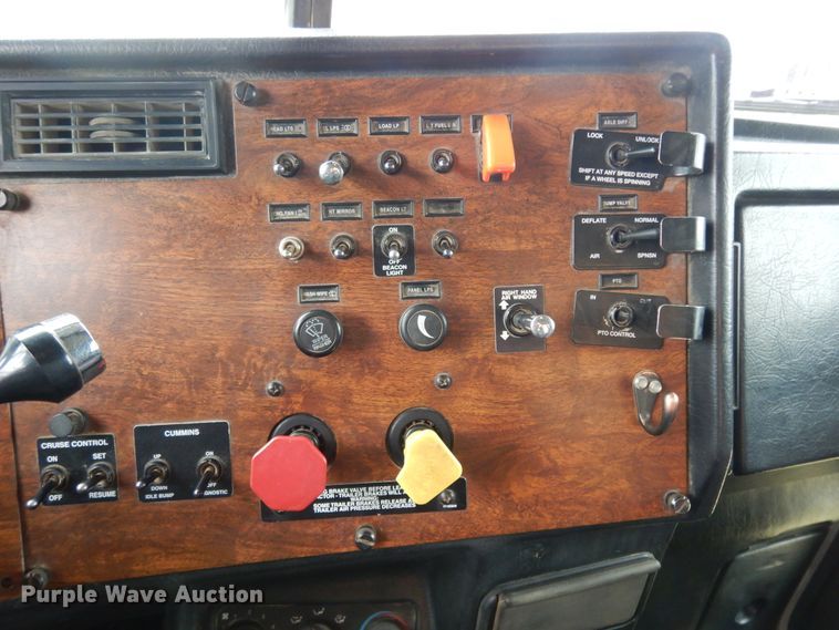 image for item DJ7471 2000 Peterbilt 378  semi truck