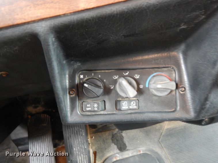 image for item DJ7471 2000 Peterbilt 378  semi truck