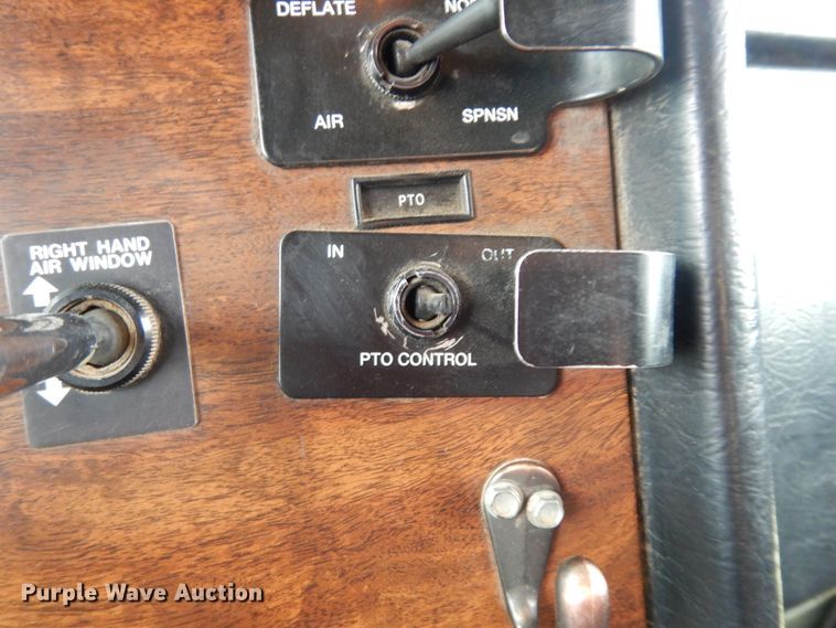 image for item DJ7471 2000 Peterbilt 378  semi truck