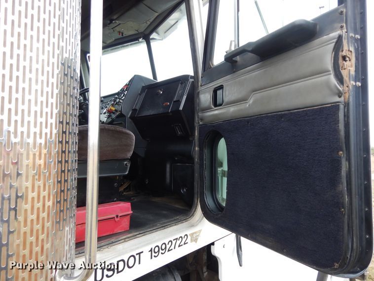 image for item DJ7471 2000 Peterbilt 378  semi truck