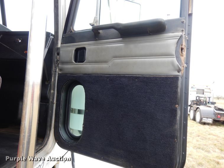 image for item DJ7471 2000 Peterbilt 378  semi truck