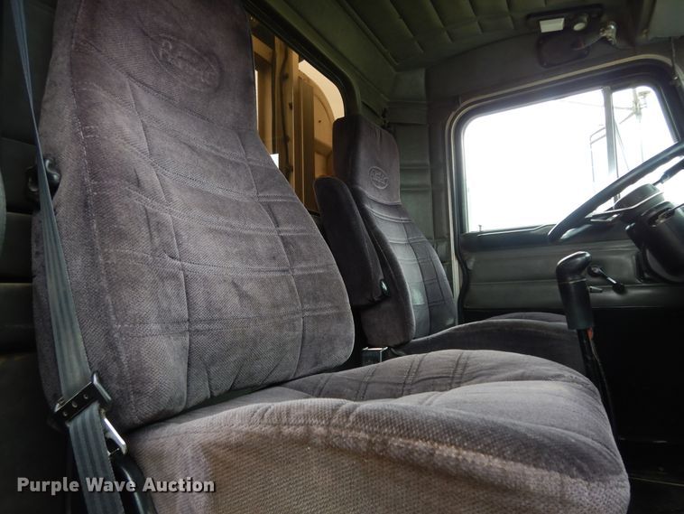 image for item DJ7471 2000 Peterbilt 378  semi truck