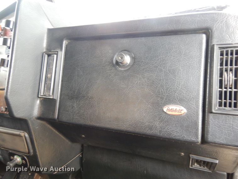 image for item DJ7471 2000 Peterbilt 378  semi truck