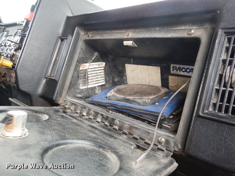 image for item DJ7471 2000 Peterbilt 378  semi truck