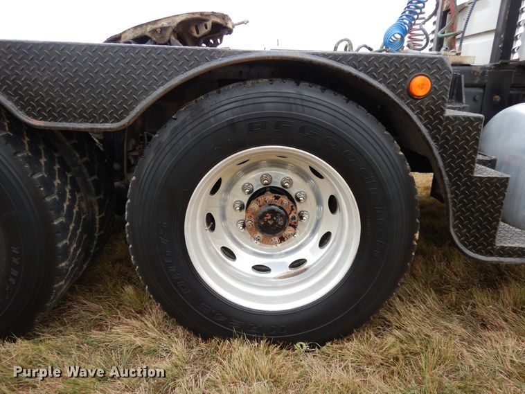 image for item DJ7471 2000 Peterbilt 378  semi truck