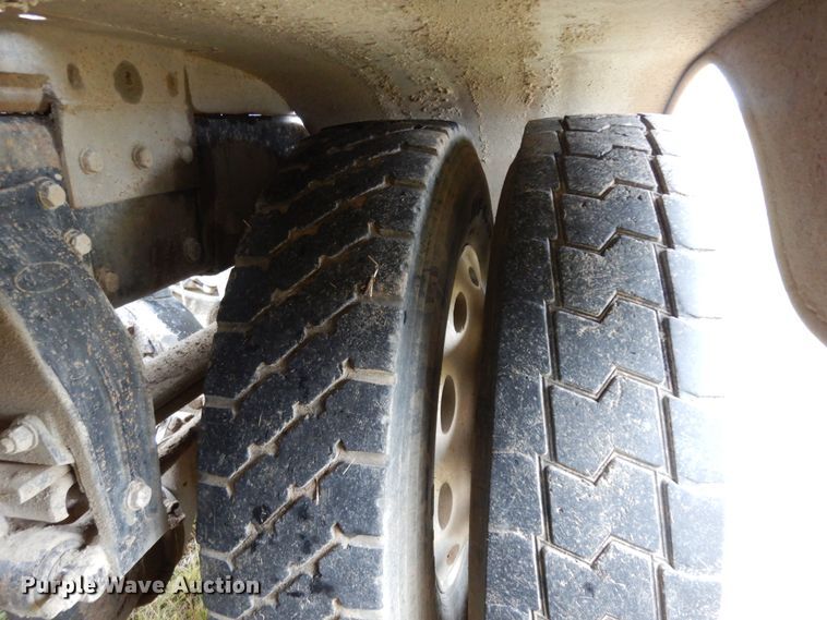 image for item DJ7471 2000 Peterbilt 378  semi truck