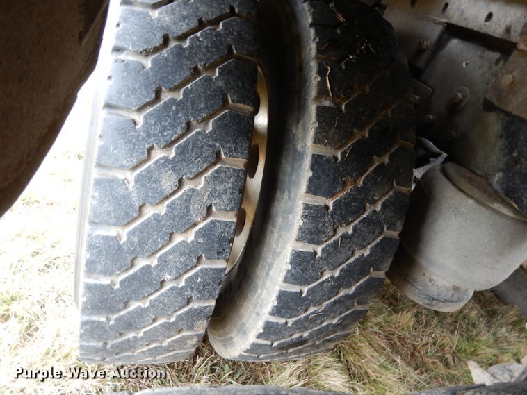 image for item DJ7471 2000 Peterbilt 378  semi truck