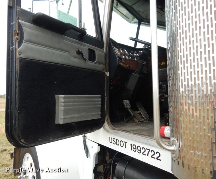 image for item DJ7472 1998 Peterbilt 378  semi truck