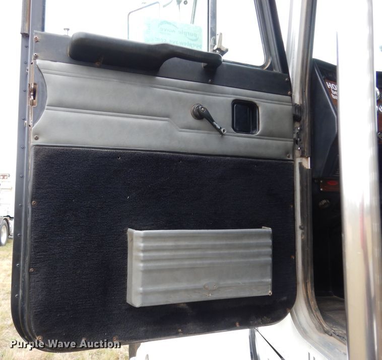 image for item DJ7472 1998 Peterbilt 378  semi truck