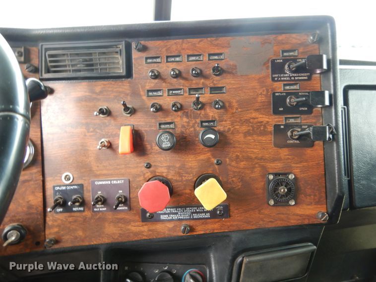 image for item DJ7472 1998 Peterbilt 378  semi truck