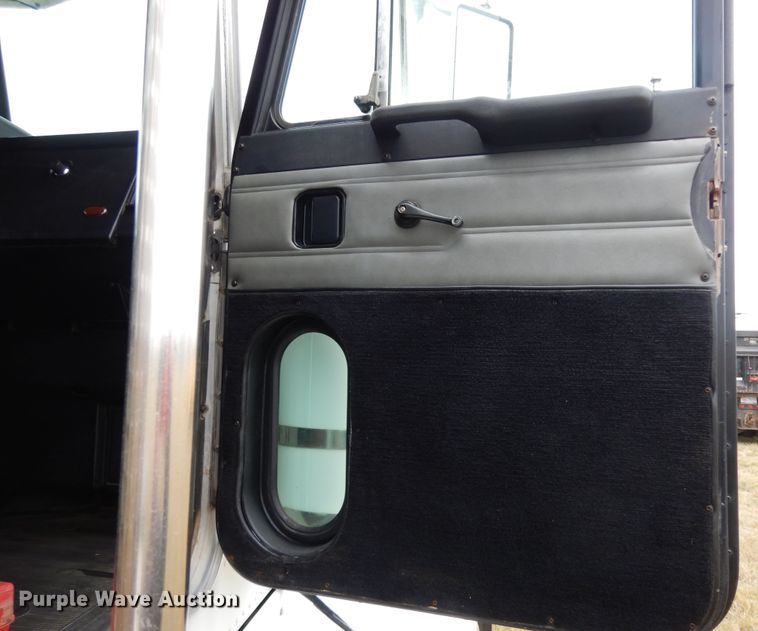 image for item DJ7472 1998 Peterbilt 378  semi truck