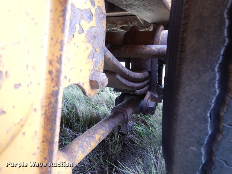 image for item DJ7479 2000 Fontaine FLT-7-35HBTW  drop deck equipment trailer