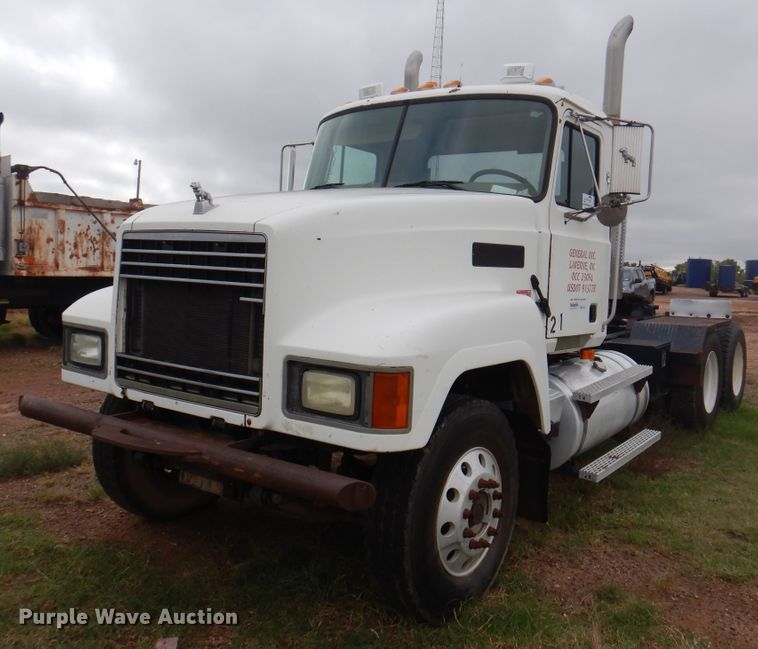 image for item DJ7514 2001 Mack CH613  semi truck