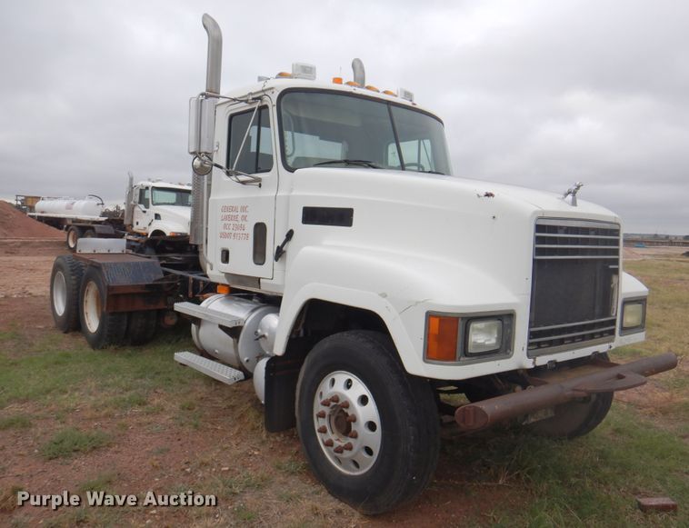 image for item DJ7514 2001 Mack CH613  semi truck