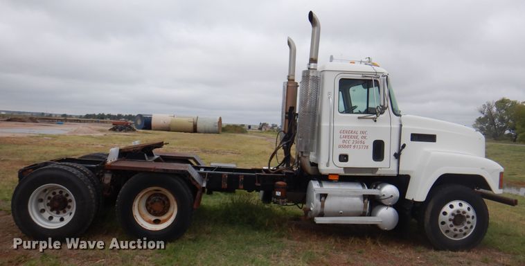 image for item DJ7514 2001 Mack CH613  semi truck