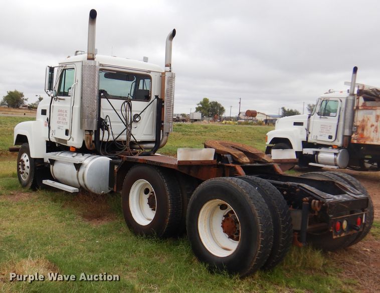 image for item DJ7514 2001 Mack CH613  semi truck