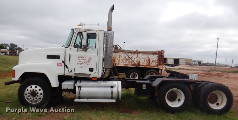 image for item DJ7514 2001 Mack CH613  semi truck