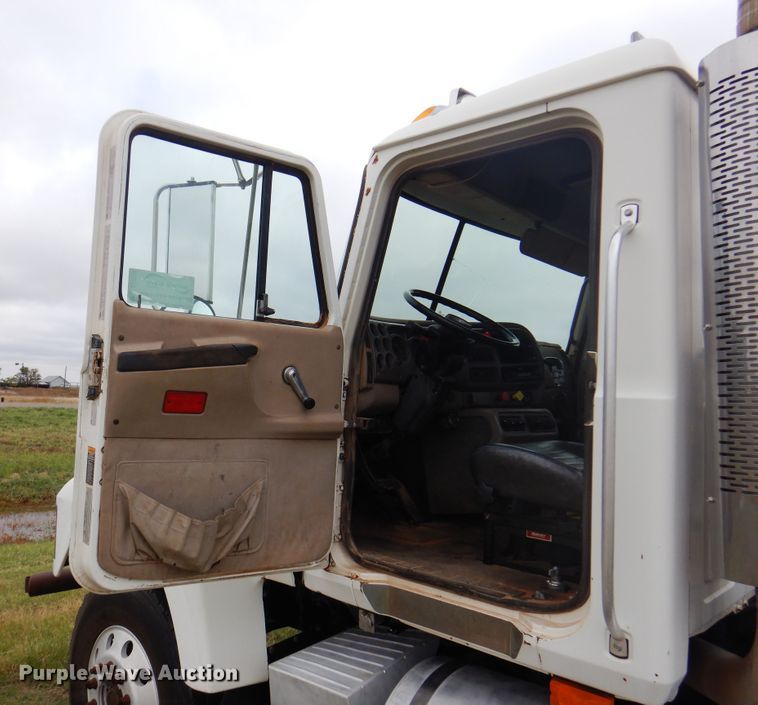 image for item DJ7514 2001 Mack CH613  semi truck