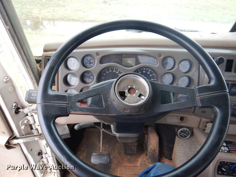 image for item DJ7514 2001 Mack CH613  semi truck