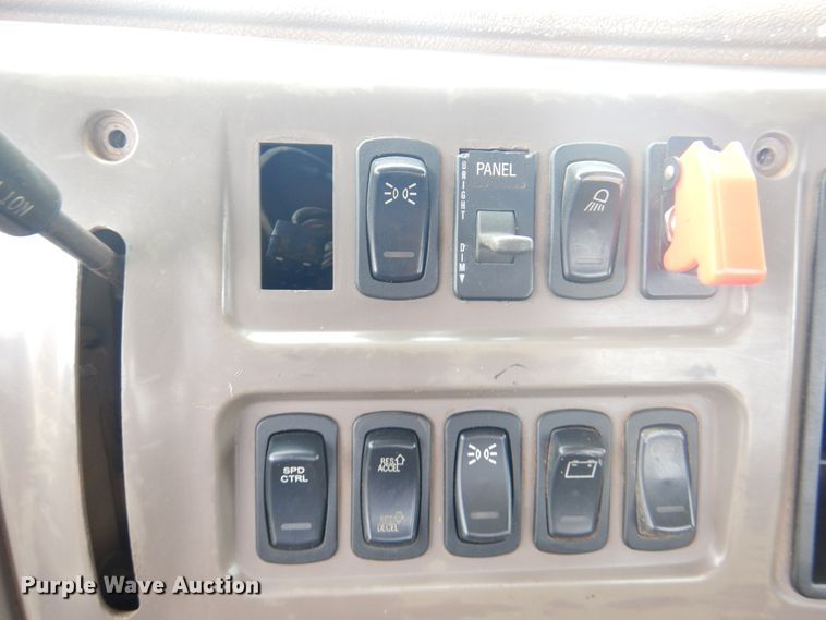 image for item DJ7514 2001 Mack CH613  semi truck