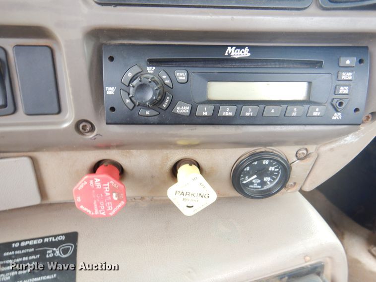 image for item DJ7514 2001 Mack CH613  semi truck