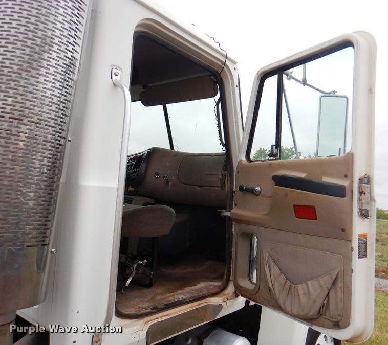 image for item DJ7514 2001 Mack CH613  semi truck