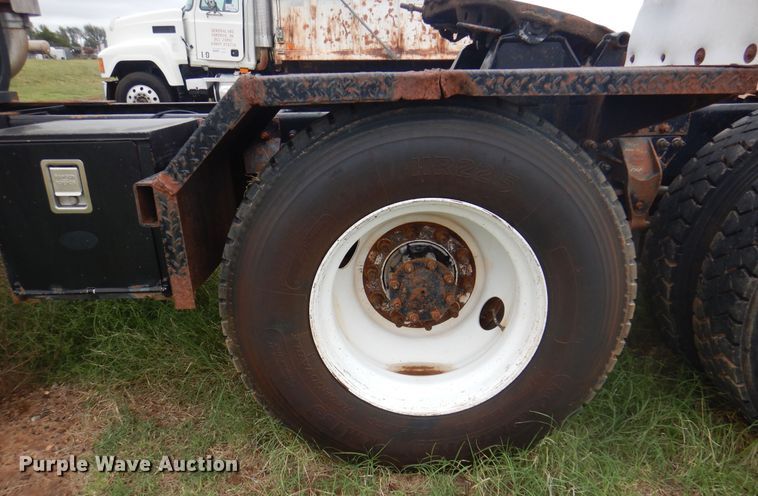 image for item DJ7514 2001 Mack CH613  semi truck