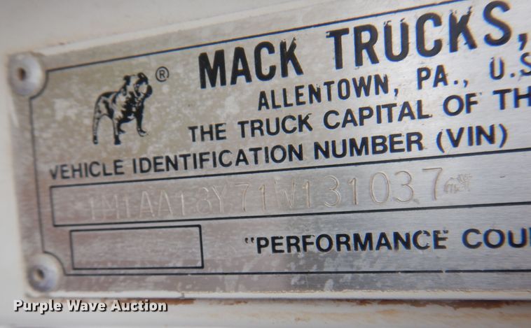 image for item DJ7514 2001 Mack CH613  semi truck