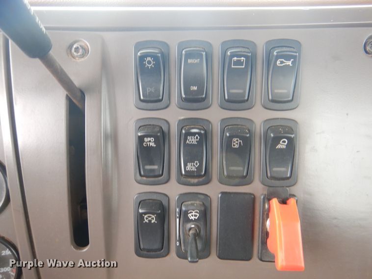 image for item DJ7515 2005 Mack CV713  semi truck