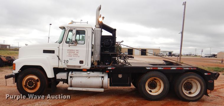 image for item DJ7517 2001 Mack CH613  winch truck