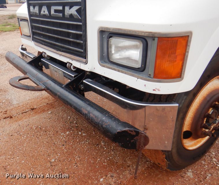 image for item DJ7517 2001 Mack CH613  winch truck
