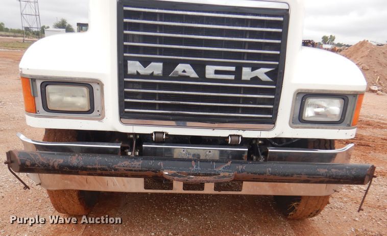 image for item DJ7517 2001 Mack CH613  winch truck
