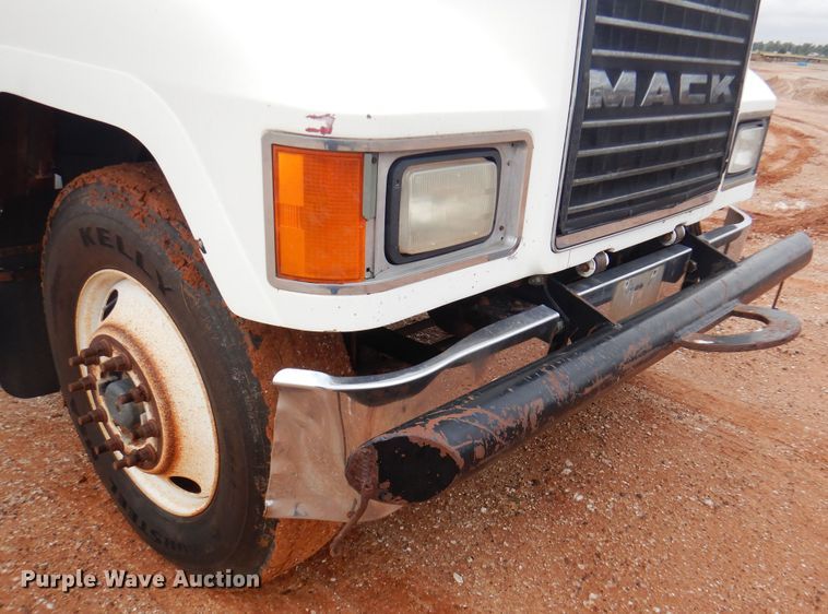 image for item DJ7517 2001 Mack CH613  winch truck