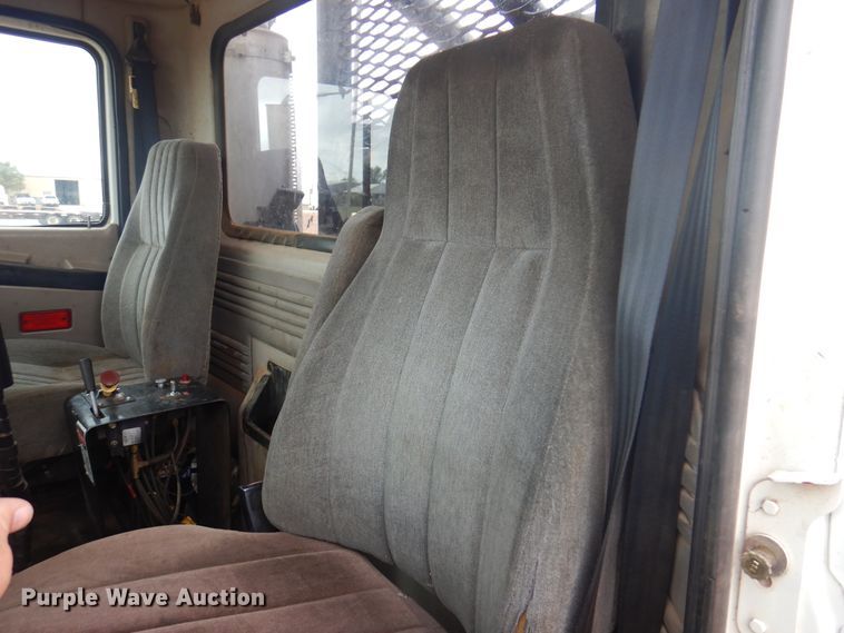 image for item DJ7517 2001 Mack CH613  winch truck