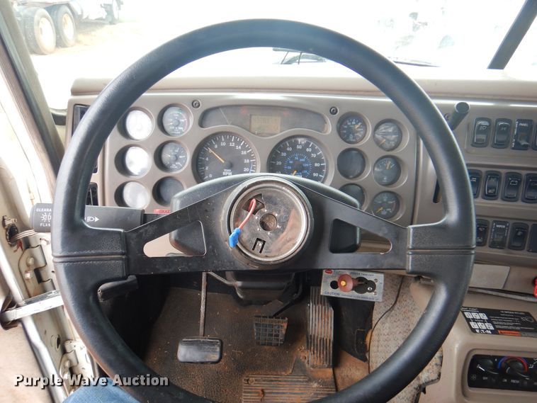 image for item DJ7517 2001 Mack CH613  winch truck